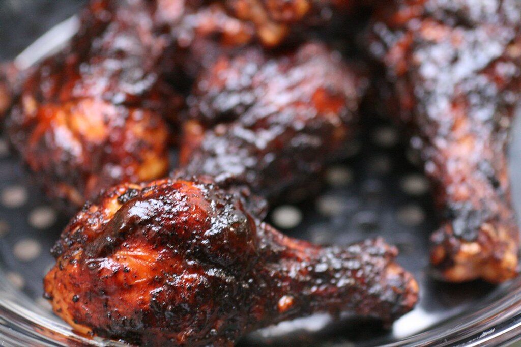 Frisch glasierte Barbecue-Dinger mit dunkler, glänzender Sauce